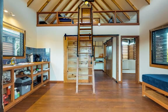 Treehouse cabana suite in a quiet area with veranda, WiFi & partial AC - walk to beach