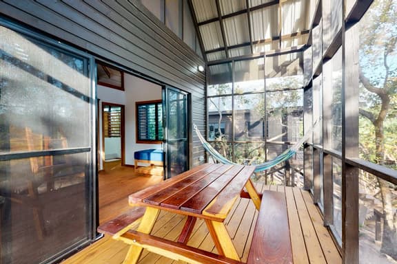 Quiet treehouse cabana with veranda, hammock, WiFi & partial AC - walk to beach