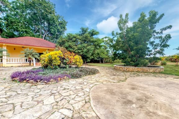 Romantic, secluded casita with partial AC, WiFi, pool and garden