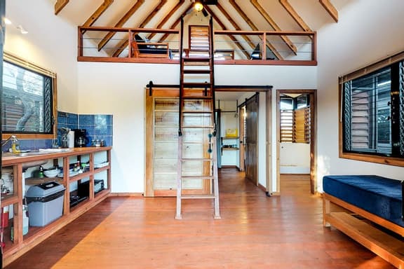 Romantic cabana with veranda, hammock, partial AC & WiFi - walk to the beach