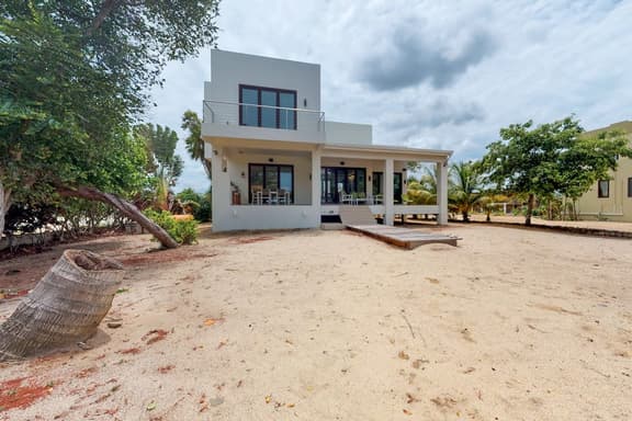 Oceanfront home w private beach, ocean view, kayaks, rooftop, WiFi & partial AC