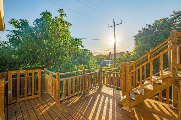 Spacious coastal house with outdoor pool, deck & near beach - Image 1