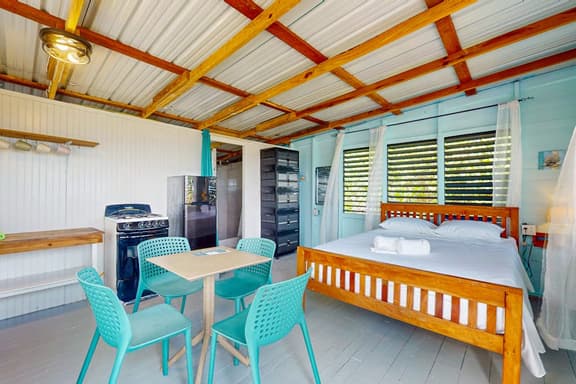 Beachfront cabin with private deck, ocean views & family-friendly vibe