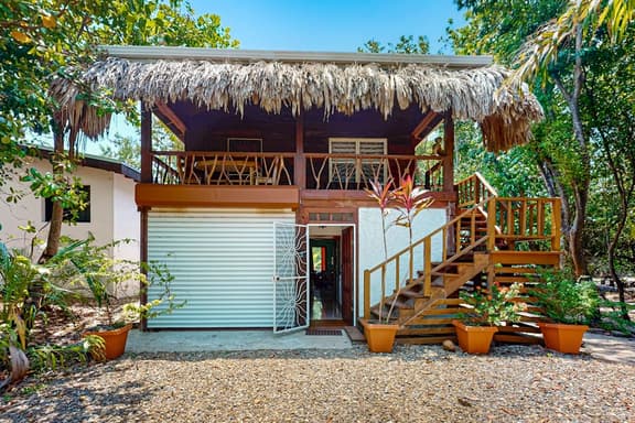 Charming duplex with full Kitchen & WiFi - near dining & stunning attractions