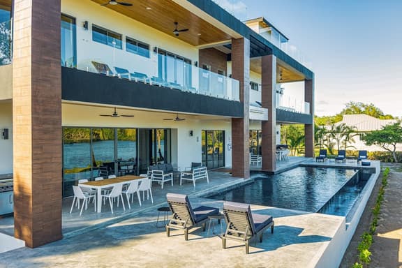 Luxurious villa with infinity pool, rooftop deck, kayaks & lagoon views