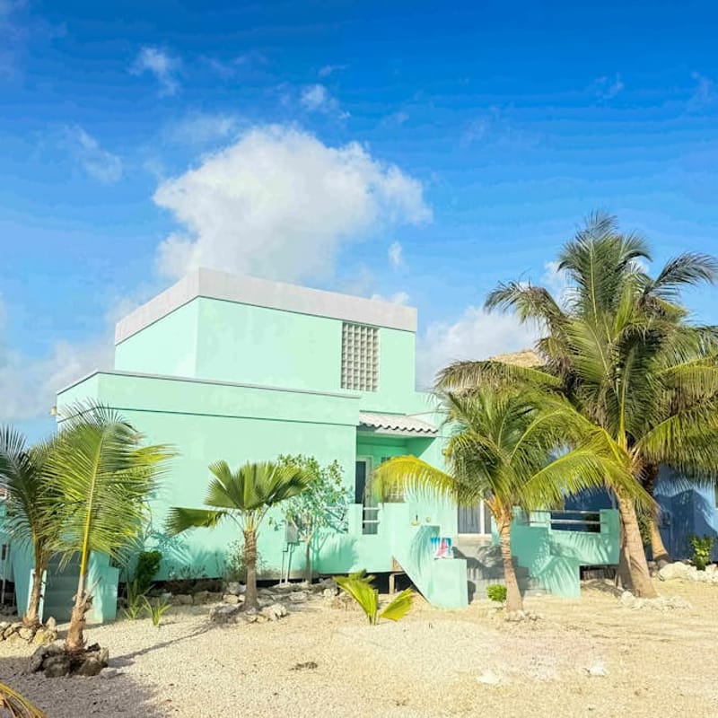 Escape to Paradise - Beautiful Lakeside Villa with pool access and WiFi